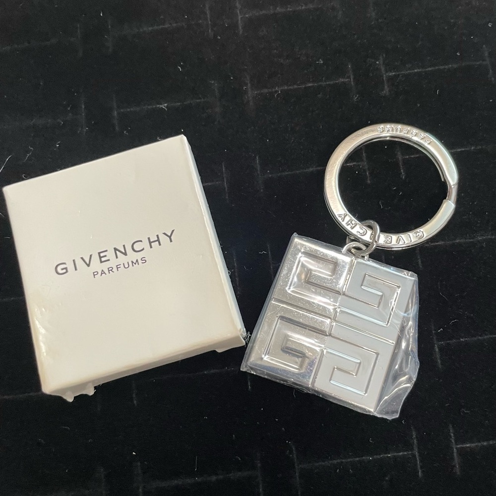 Givenchy keychain - Picture 2 of 5
